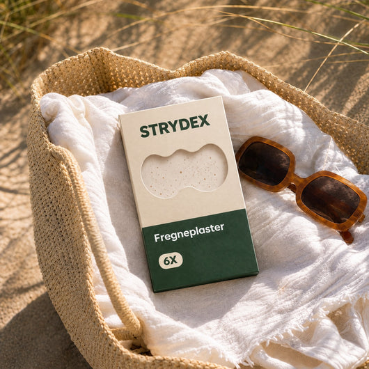 Strydex fregneplaster i en strandkurv med solbriller